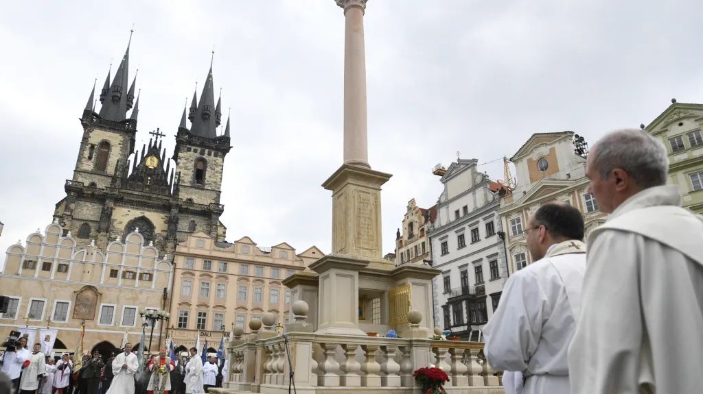 Pražský arcibiskup Dominik Duka požehnal na Staroměstském náměstí Mariánský sloup