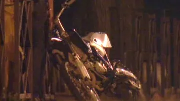 Motocykl mladíka, který zahynul na pařížském předměstí