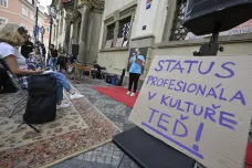 Umělci demonstrovali před ministerstvem. Žádali zakotvení svého statusu v zákoně 