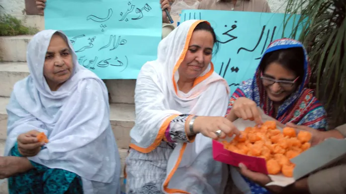 Tradičním pojídáním cukroví oslavují ženy v Péšáváru udělení Noblovy ceny za mír Malale