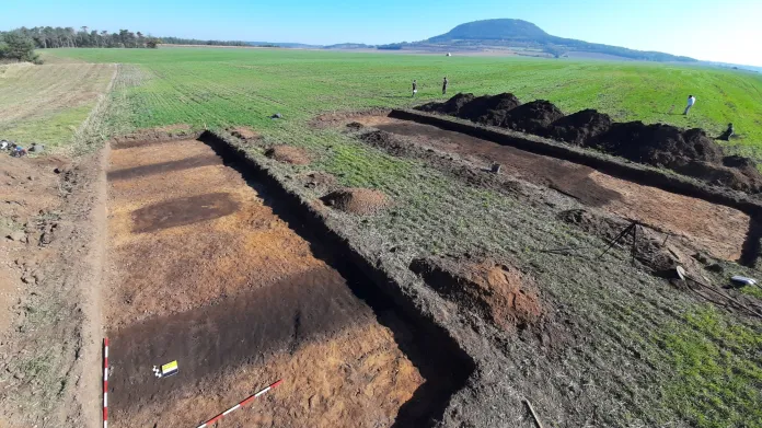 Archeologické sondy na mohyle ve Vražkově pod horou Říp. Odkryty byly obvodové příkopy a dva hroby z pozdní doby kamenné
