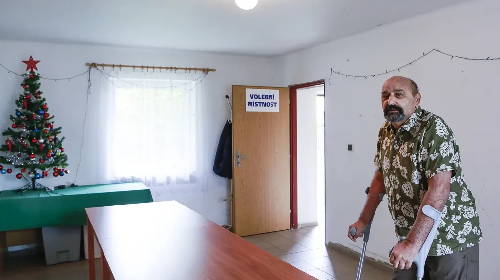 Starosta obce Dílce na Jičínsku Ivan Lev ve volební místnosti obecního úřadu, která byla naposled využita o loňských Vánocích, očekává vysokou účast u voleb.