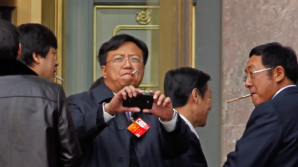 Kouřící delegáti sjezdu Komunistické strany Číny