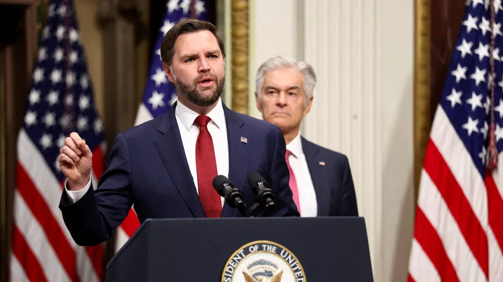 Viceprezident USA JD Vance (vlevo) na snímku se správcem Centers for Medicare and Medicaid Services Mehmetem Özem (vpravo)