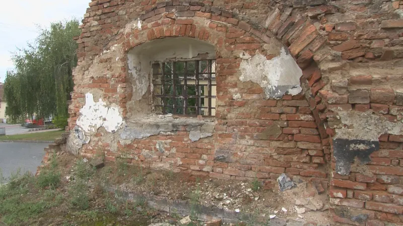 Ze statku zbyly jen obvodové zdi