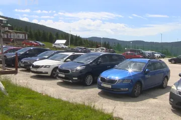 Do Krkonoš pronikl hluk motorů a zápach výfuků. Správce parku přišel o možnost auta vykázat
