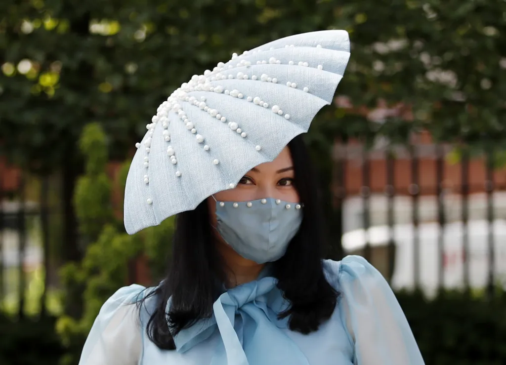 Během zahajovacího dne koňských dostihů Royal Ascot dorazila tradičně i královská rodina