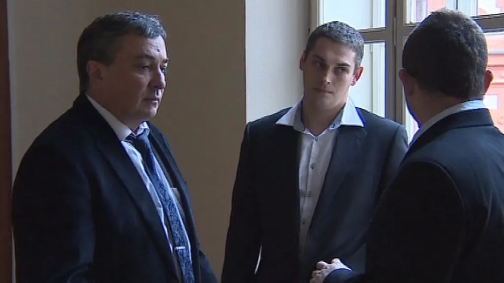 Obžalovaní muži se svým advokátem (vlevo)