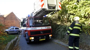 Dva lidi hasiči evakuovali z balkonu