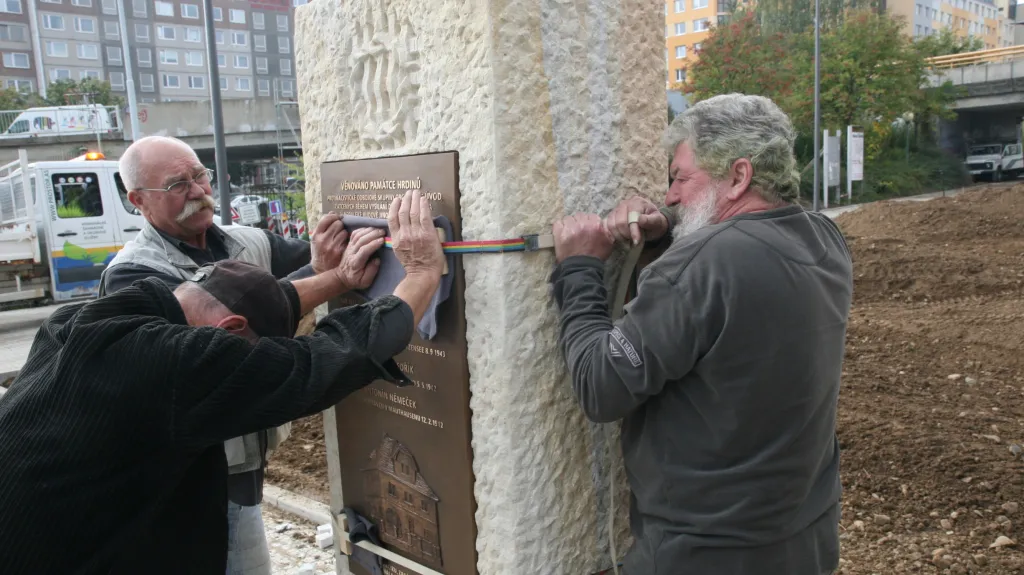 Instalace pomníku hrdinům odbojové skupiny ÚVOD