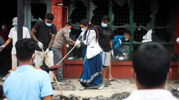 Úklid u nepálského ministerstva dopravy po protestech