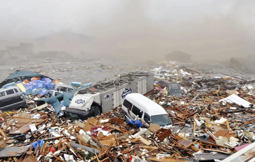 Moře ve městě Kesunnuma pohltilo domy i auta (11. 3. 2011)