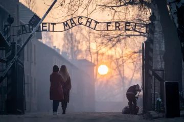 Na barácích v Osvětimi se objevily antisemitské nápisy, policie po pachatelích pátrá