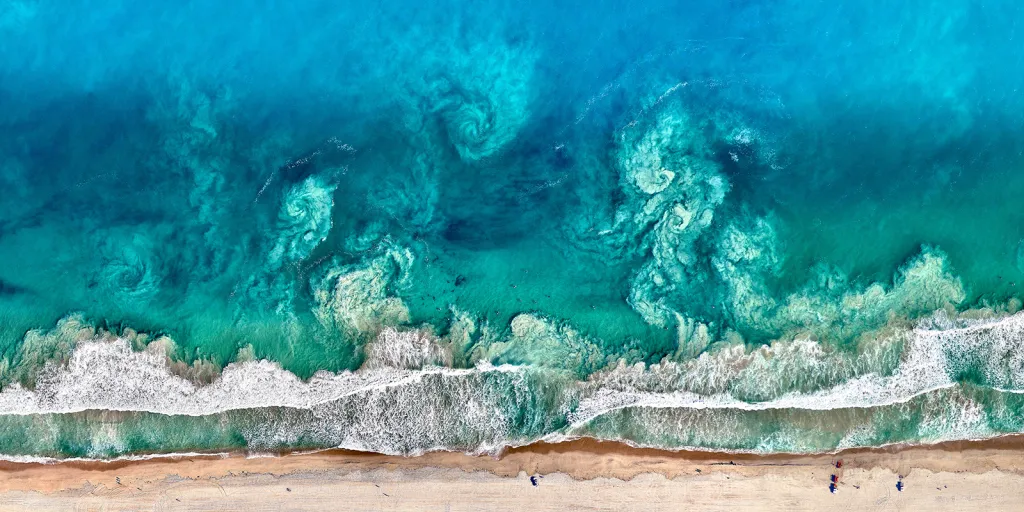 Pláže v Perthu v Austrálii jsou proslulé bílým pískem a čistou modrou vodou. Při pohledu z výšky je vidět víry, které vznikají, když vlny zasáhnou pobřeží. Jde o silné spodní proudy, které mohou být nebezpečné pro surfaře a plavce.