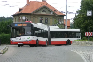  Na většině zastávek v Ústí nad Labem se bude kvůli bezpečnosti nastupovat jen předními dveřmi