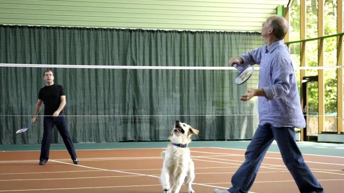 Medvěděv s Putinem hrají badminton