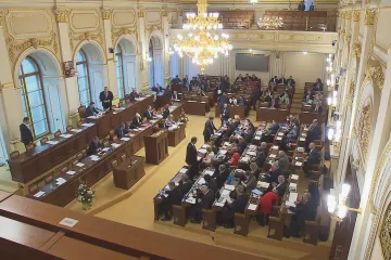 Platy politiků mají růst pomaleji. Omezení reklamy pohřebních služeb u nemocnic vláda nepodpořila