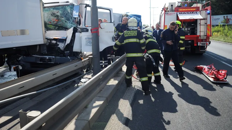 Hromadná dopravní nehoda na Kbelské v Letňanech