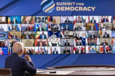 Demokracie musí držet při sobě proti autoritářství, řekl na summitu Biden