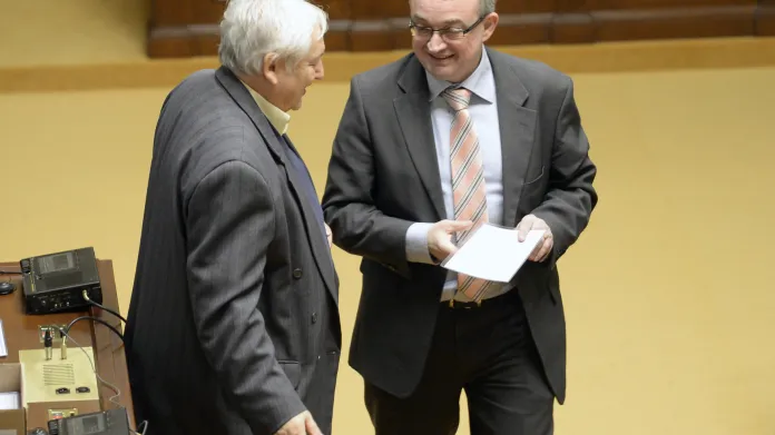 Marek Benda převzal osvědčení o zvolení poslancem, zůstává nejdéle sloužícím členem dolní komory