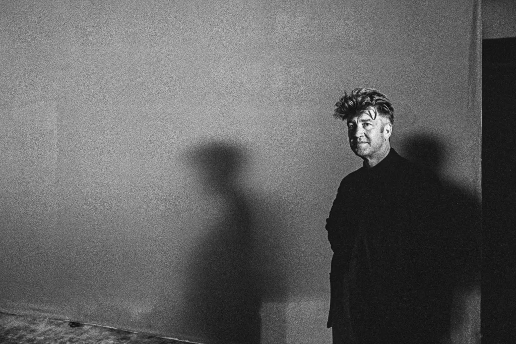 Sám David Lynch měl k Česku příznivý vztah. Nahrál tu hudbu k filmu Modrý samet a považoval se za spirituálního bratra Franze Kafky. Fotografie Karla Cudlína Lynche zachycuje při jeho návštěvě Prahy v roce 1996