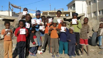 Děti ze slumu postiženého HIV v Namibii