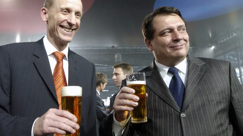 Tehdejší ministr dopravy Milan Šimonovský (KDU-ČSL) a premiér Jiří Paroubek (ČSSD) při slavnostním otevření nového terminálu na ruzyňském letišti.