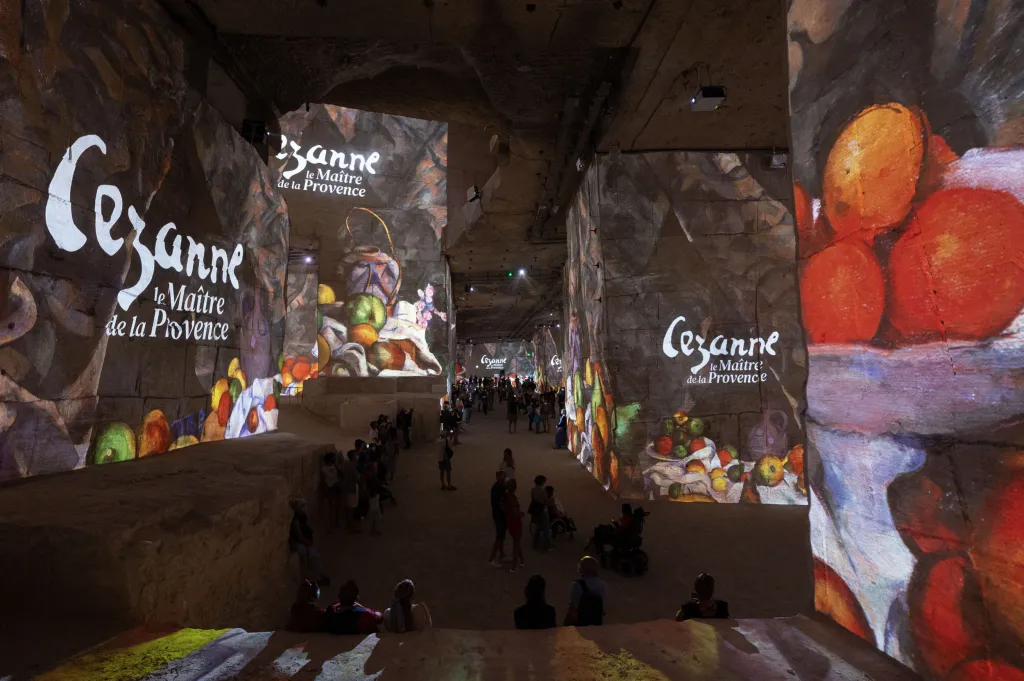 Výstava digitalizovaných děl Paula Cézanna a Vasilije Kandinského v bývalém vápencovém dolu ve vesnici Les Baux-de-Provence na jihu Francie