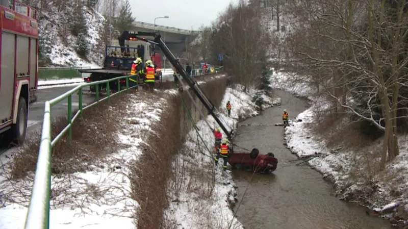 Auto na kraji Karlových Varů skončilo v potoce