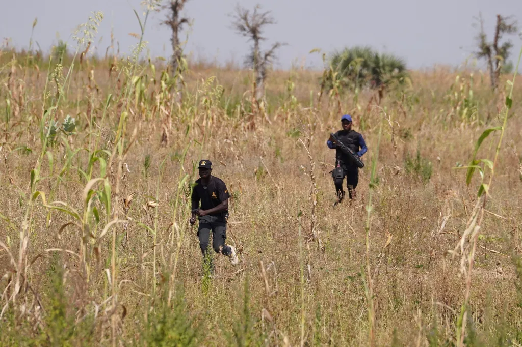 Členové Civilní domobrany (CJTF) běží během výcviku v buši