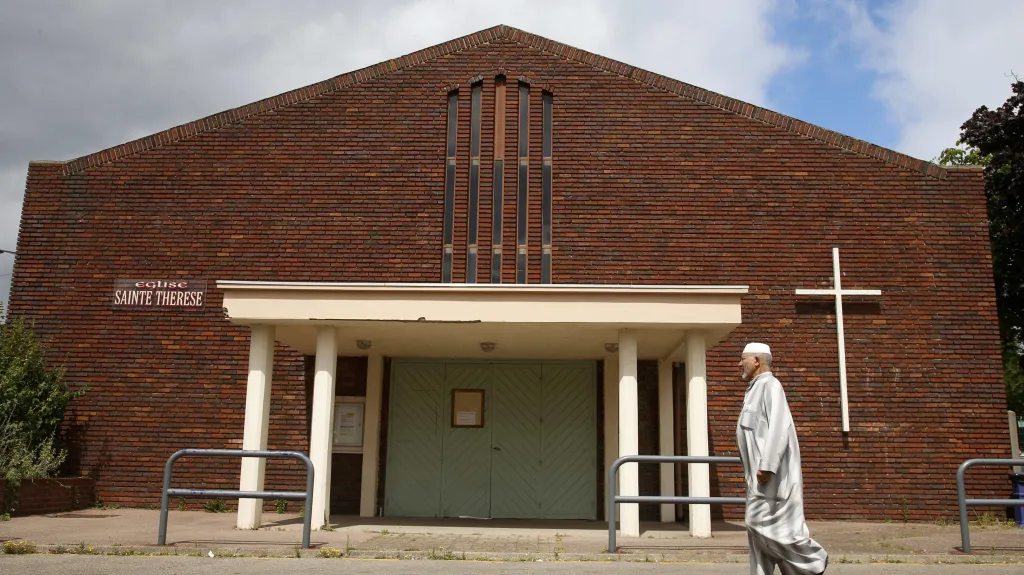 Muslim prochází kolem kostela v Saint-Étienne-du-Rouvray