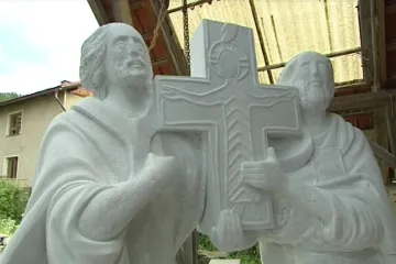 Na sousoší věrozvěstů použil sochař mramor od Soluně