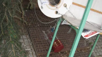 Rozbitá kasička zůstala ležet na zemi