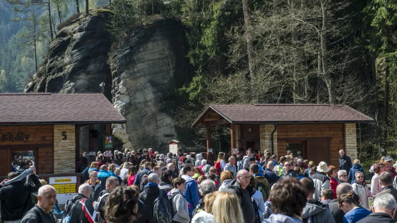 Turisté zaplavili Adršpašsko-teplické skály také v květnu