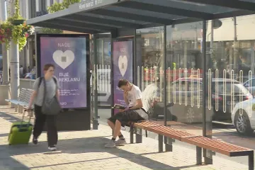 Brno instaluje na zastávkách MHD nové přístřešky, ochrání před deštěm a budou mít wi-fi