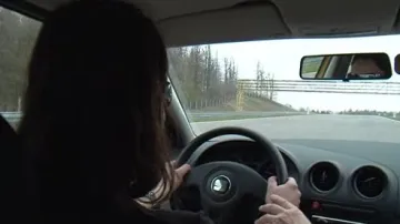 Nevidomí si vyzkoušeli jízdu autem na Masarykově okruhu