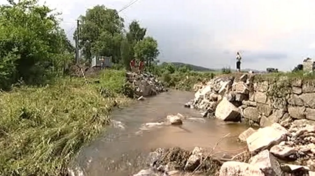 Zbytky strženého mostu v Červené vodě