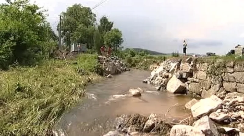 Zbytky strženého mostu v Červené vodě