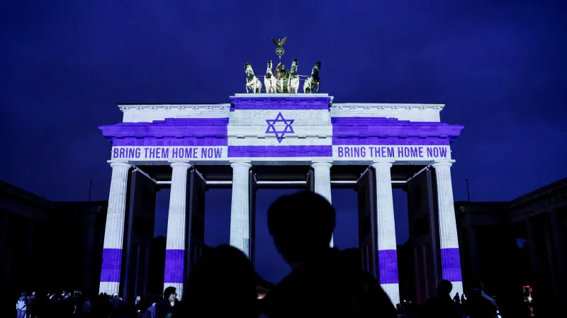 Nasvícená Braniborská brána v Berlíně ke vzpomínce na útok teroristického hnutí Hamás ze 7. října 2023
