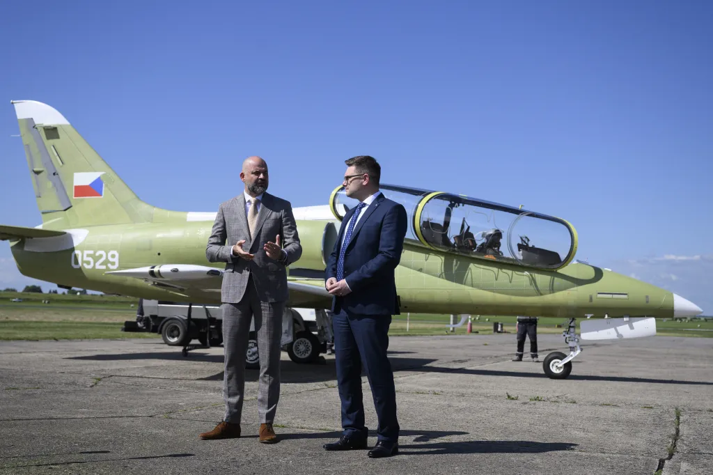 Zleva prezident Aera Viktor Sotona a ředitel LOM Praha Jiří Protiva při ukázce letu letounu L-39NG