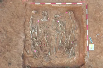 Vědci na Trutnovsku našli v trase D11 hromadné vojenské hroby z 18. a 19. století