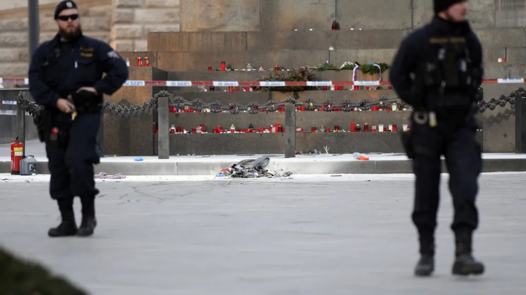 Policisté u místa na Václavském náměstí, kde se zapálil muž