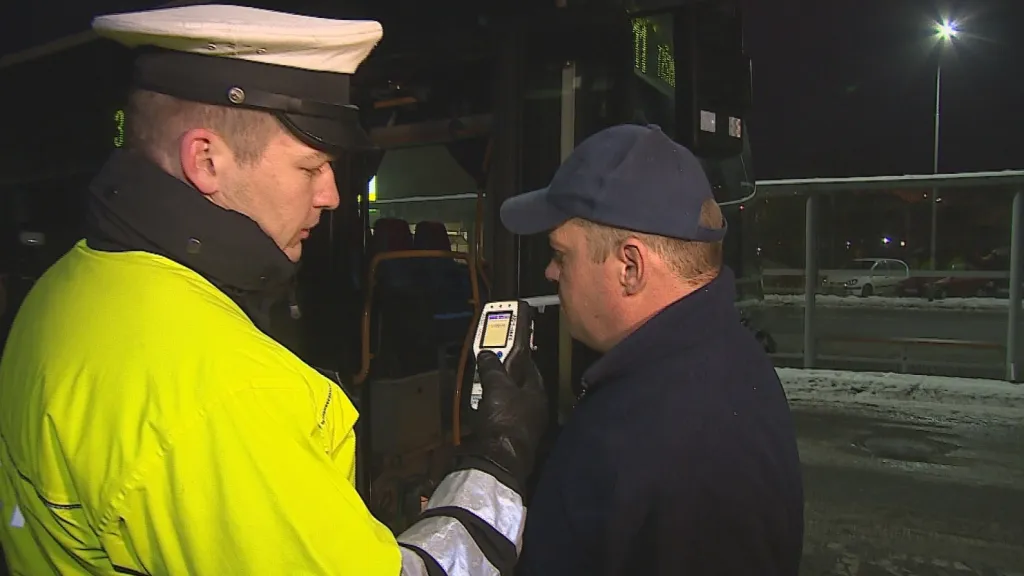 Policisté ráno kontrolovali řidiče autobusů