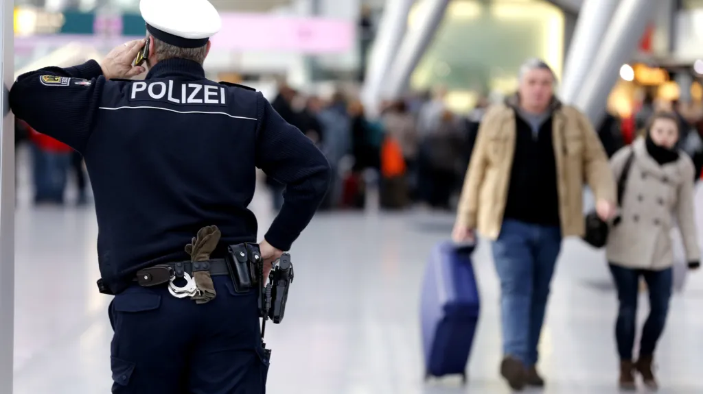 Policie na letišti v Düsseldorfu