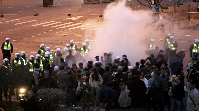 Střet policistů a rozbouřeného davu v noci na 27. dubna 2007 v Tallinnu