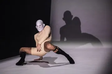 Dekkadancers si dávají Double Shot. Démon je vedoucím zájezdu na Řbitov nápadů