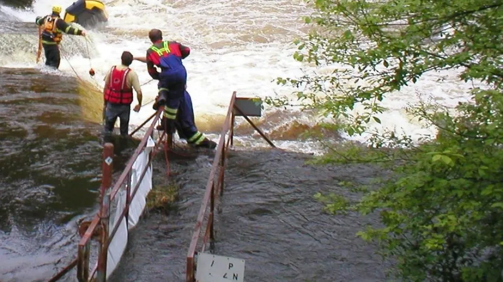 Záchranáři vytahují raft z jezu u Herbertova