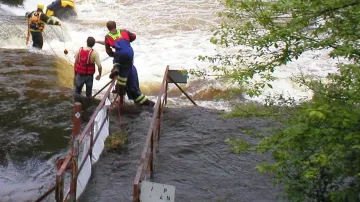 Záchranáři vytahují raft z jezu u Herbertova