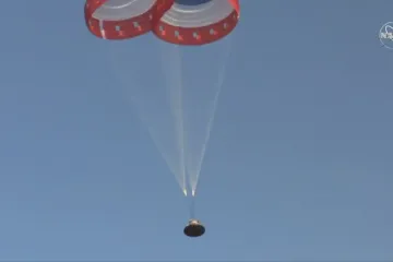 Boeing otestoval záchranný systém lodi Starliner, kterou buduje pro NASA. Jeden padák selhal