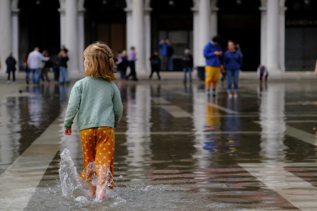 Voda zalila ulice italských Benátek